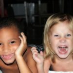 Des enfants regardant autour d'eux
