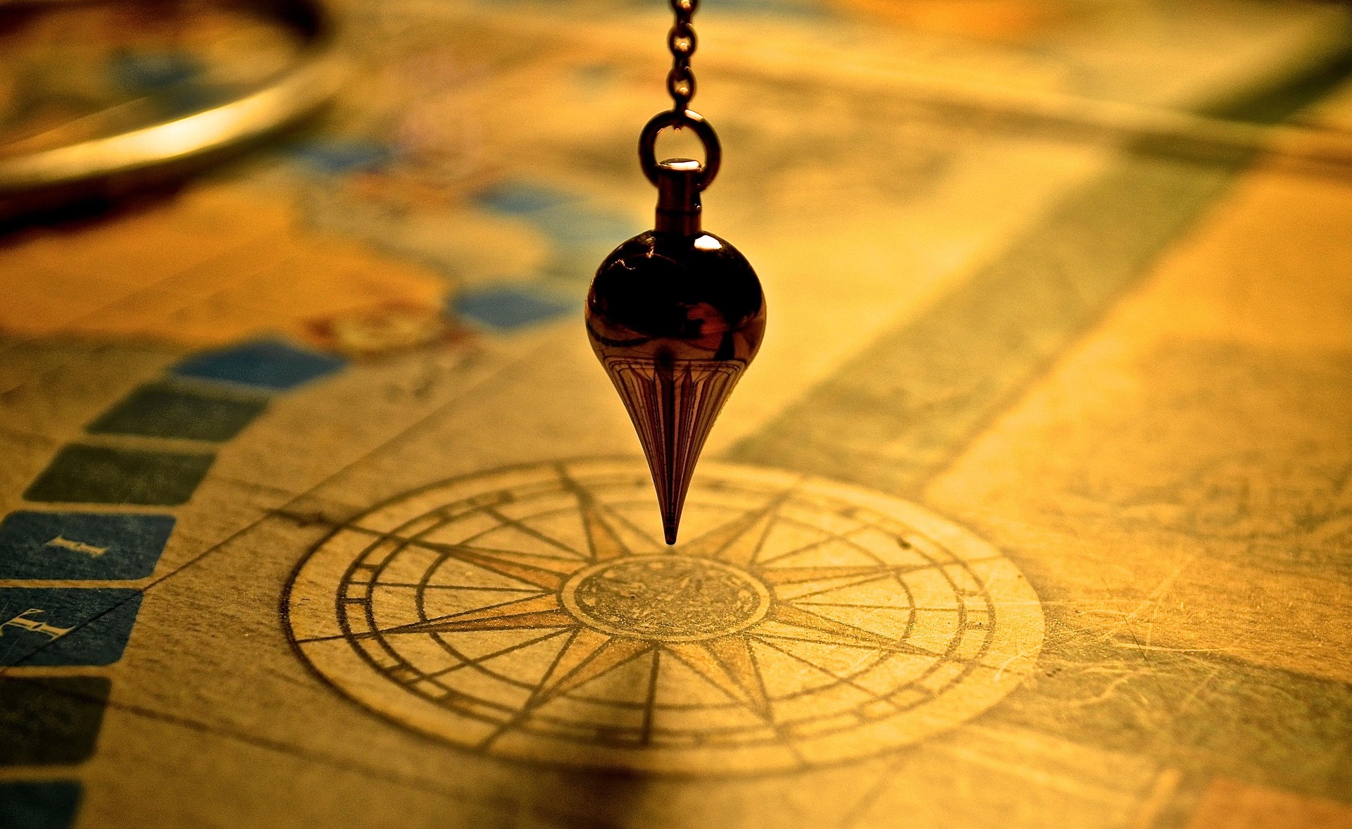 Un pendule sur un carte pour vous guider sur le chemin de la vie