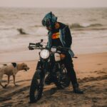 Un beau geste de ce motard pour ce chien sur la plage