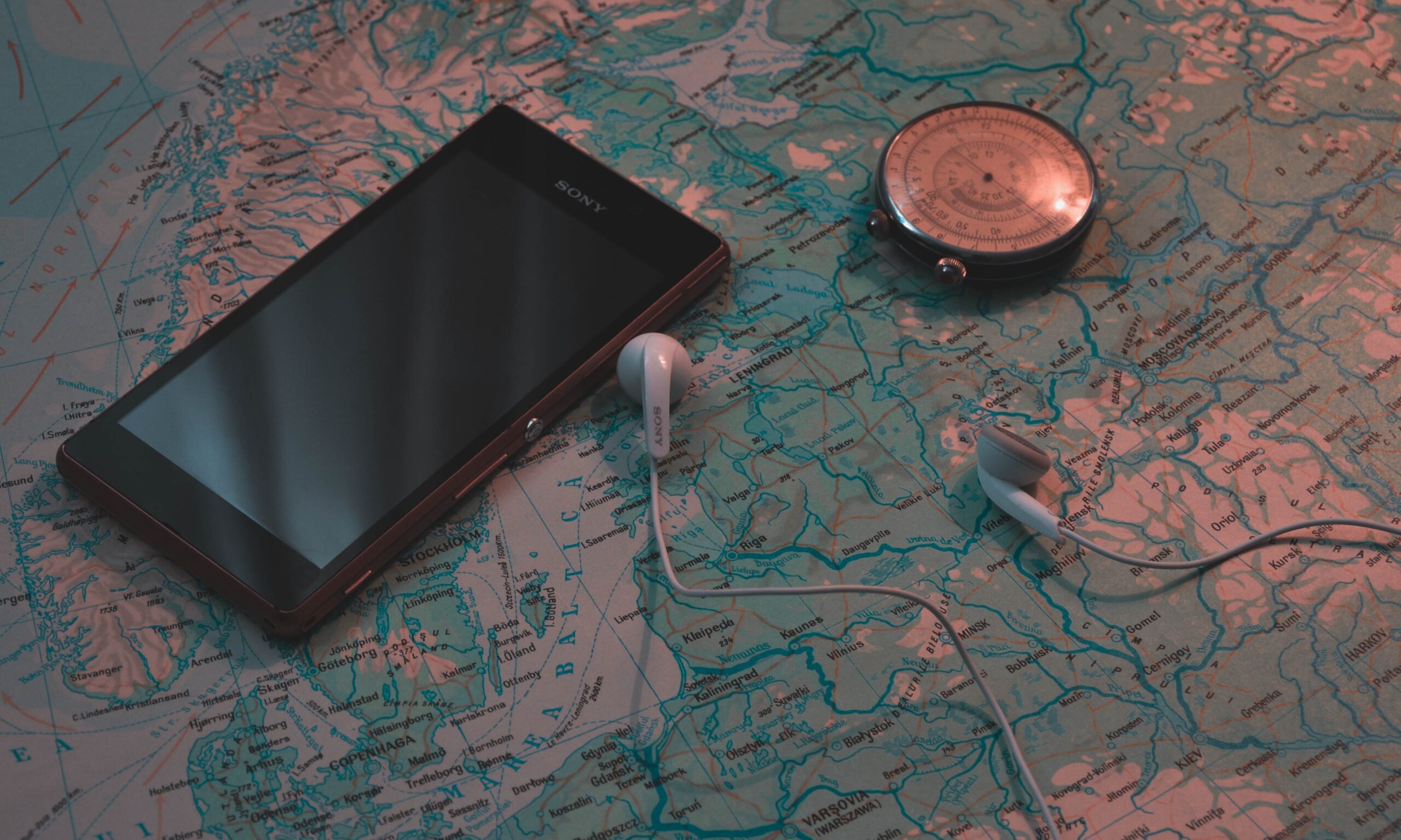 Une carte du monde et un téléphone pour travailler en avant l'aventure